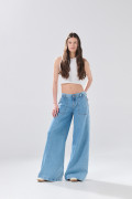 Jean súper open leg tiro bajo azul claro con bota ancha
