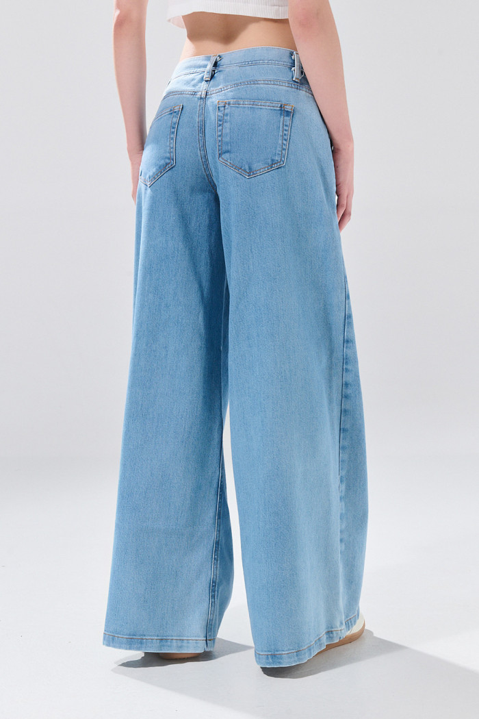 Jean súper open leg tiro bajo azul claro con bota ancha
