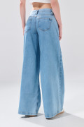 Jean súper open leg tiro bajo azul claro con bota ancha
