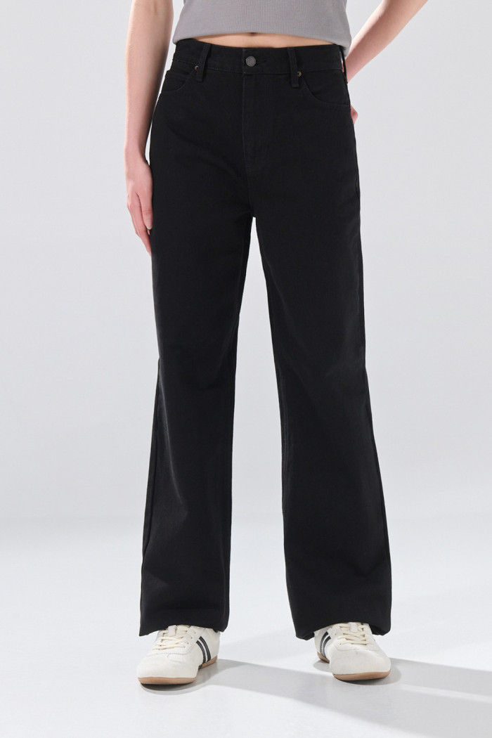 Jean negro 90´S infaltables tiro alto con bota recta
