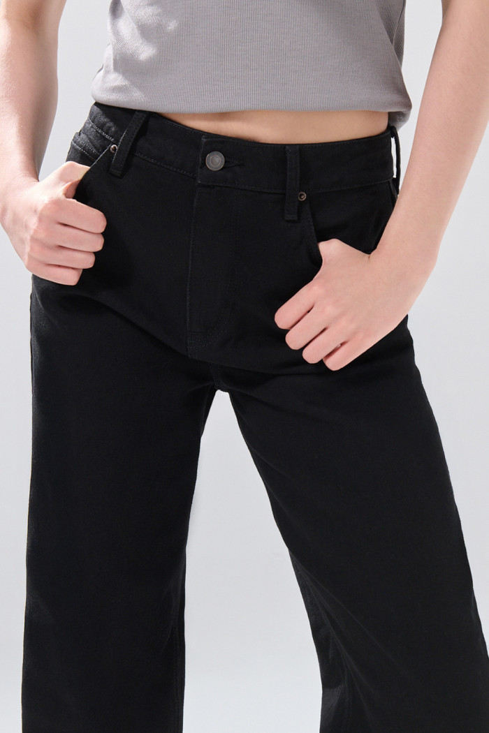 Jean negro 90´S infaltables tiro alto con bota recta
