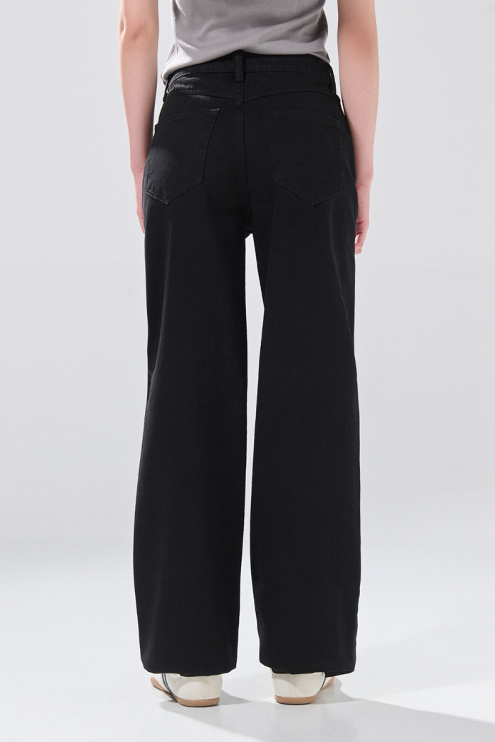 Jean negro 90´S infaltables tiro alto con bota recta
