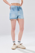Short de jean tiro alto azul claro infaltables con desgastes
