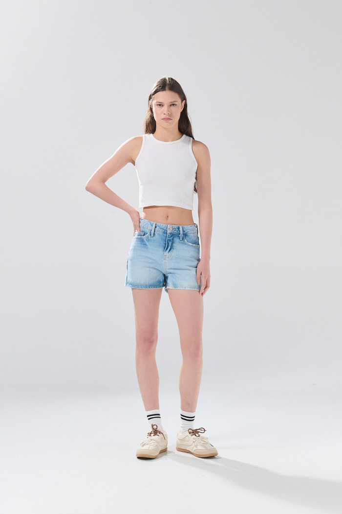 Short de jean tiro alto azul claro infaltables con desgastes
