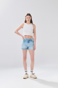 Short de jean tiro alto azul claro infaltables con desgastes

