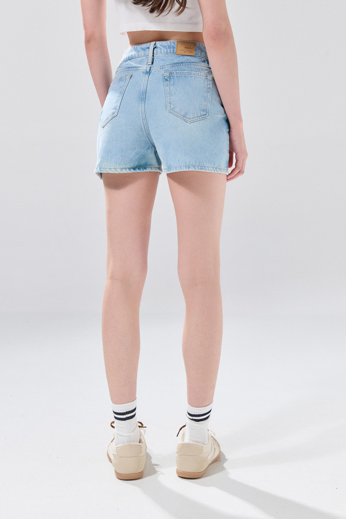 Short de jean tiro alto azul claro infaltables con desgastes
