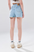 Short de jean tiro alto azul claro infaltables con desgastes
