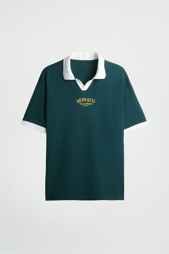 Camiseta verde oscura con cuello polo y estampado college