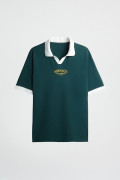 Camiseta verde oscura con cuello polo y estampado college