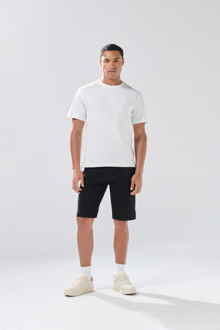 Bermuda negra de jean slim infaltables con tiro bajo
