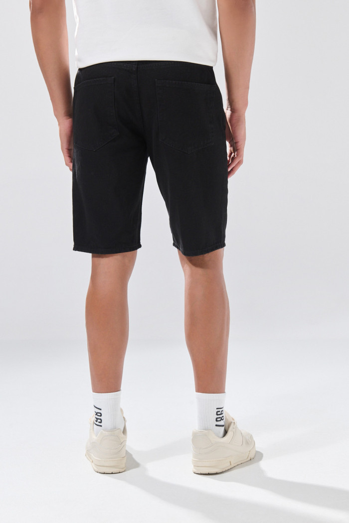 Bermuda negra de jean slim infaltables con tiro bajo
