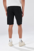 Bermuda negra de jean slim infaltables con tiro bajo

