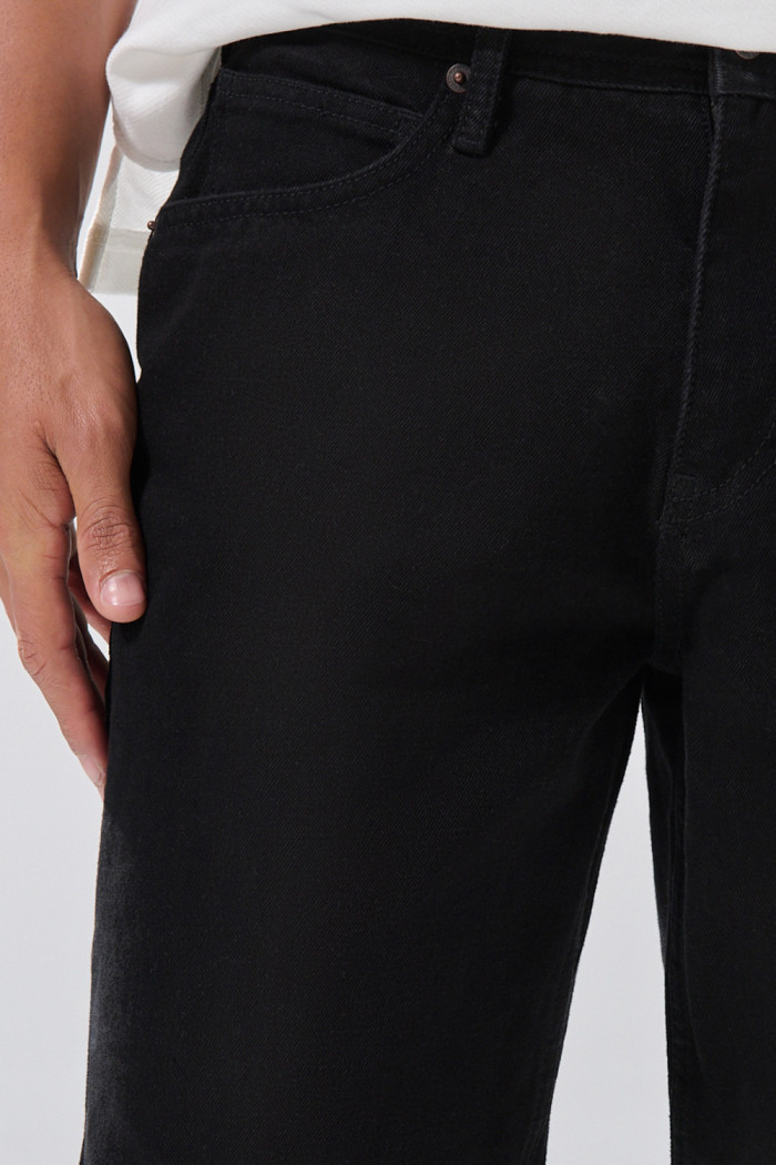 Bermuda negra de jean slim infaltables con tiro bajo
