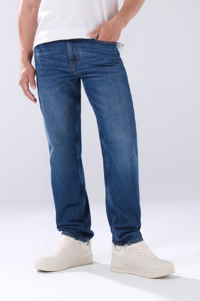 Jean azul oscuro infaltables 90´S con tiro bajo y bota recta
