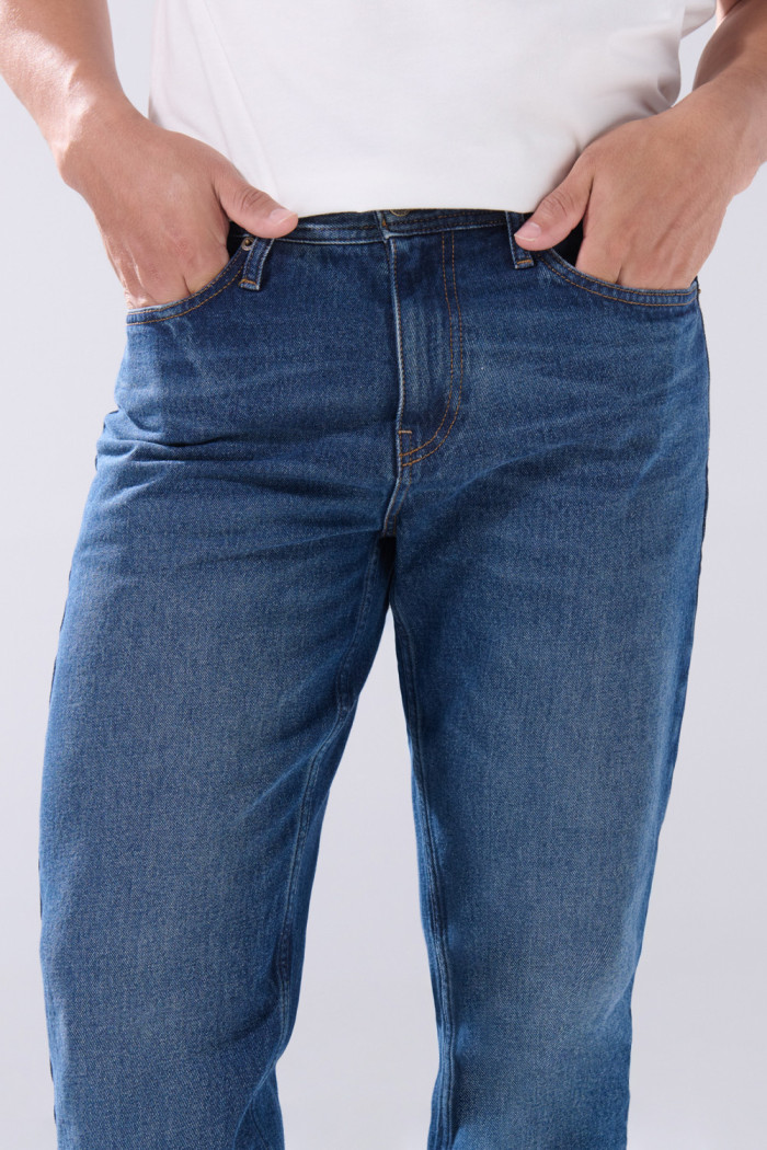 Jean azul oscuro infaltables 90´S con tiro bajo y bota recta
