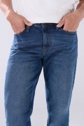 Jean azul oscuro infaltables 90´S con tiro bajo y bota recta
