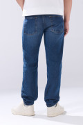 Jean azul oscuro infaltables 90´S con tiro bajo y bota recta
