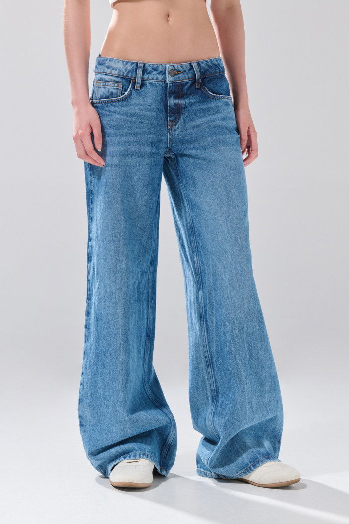 Jean open leg azul medio infaltables con bota ancha
