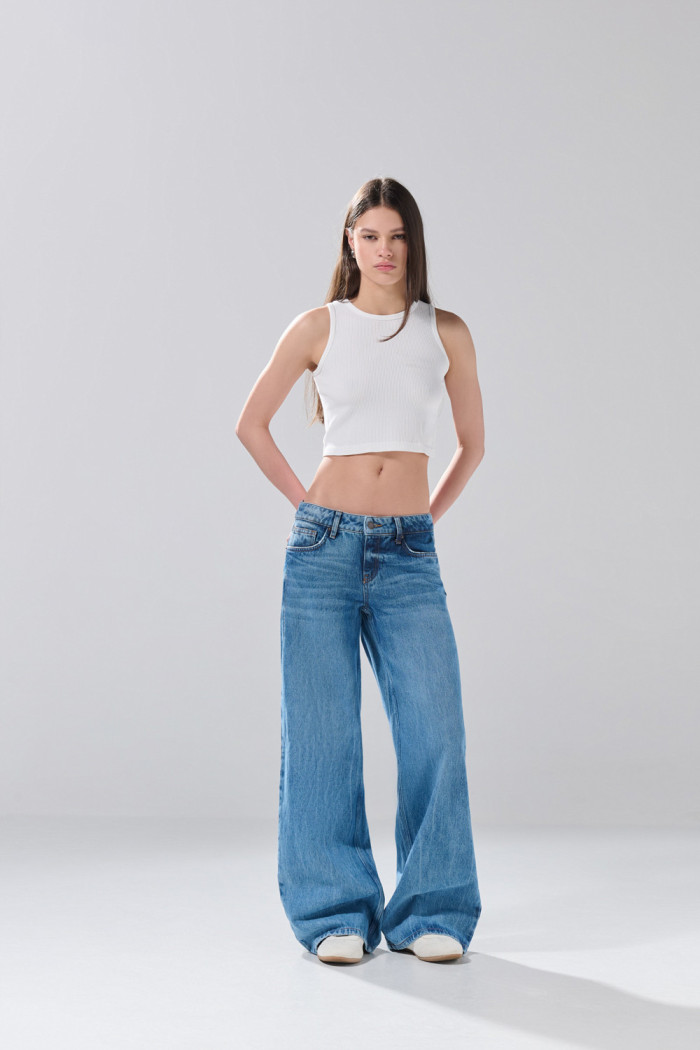 Jean open leg azul medio infaltables con bota ancha
