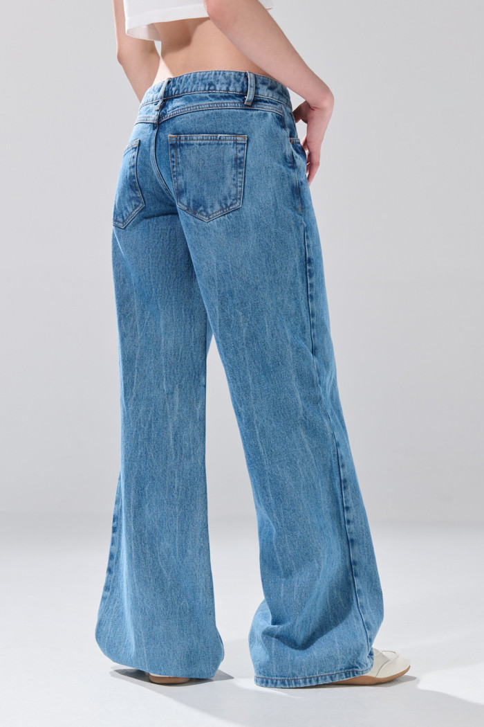 Jean open leg azul medio infaltables con bota ancha
