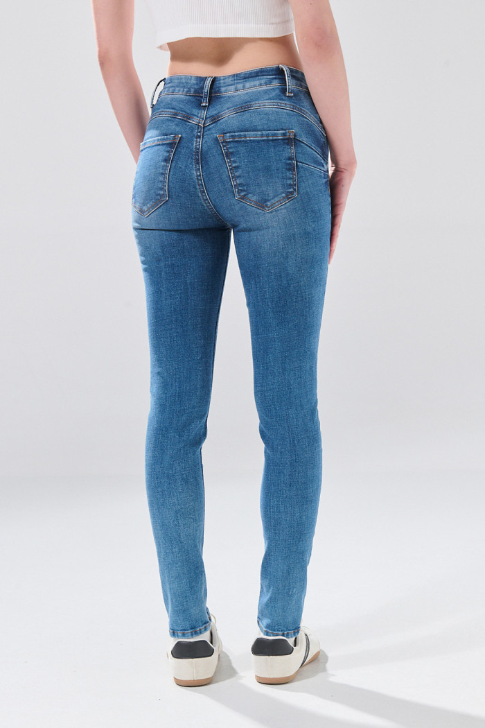 Jean push up infaltables azul medio con realce y tiro alto