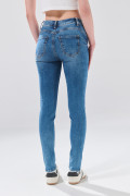 Jean push up infaltables azul medio con realce y tiro alto