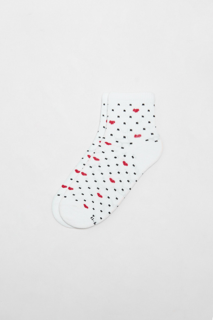 Medias cremas claras cortas con corazones y puntos
