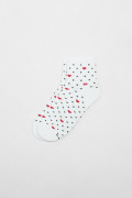 Medias cremas claras cortas con corazones y puntos
