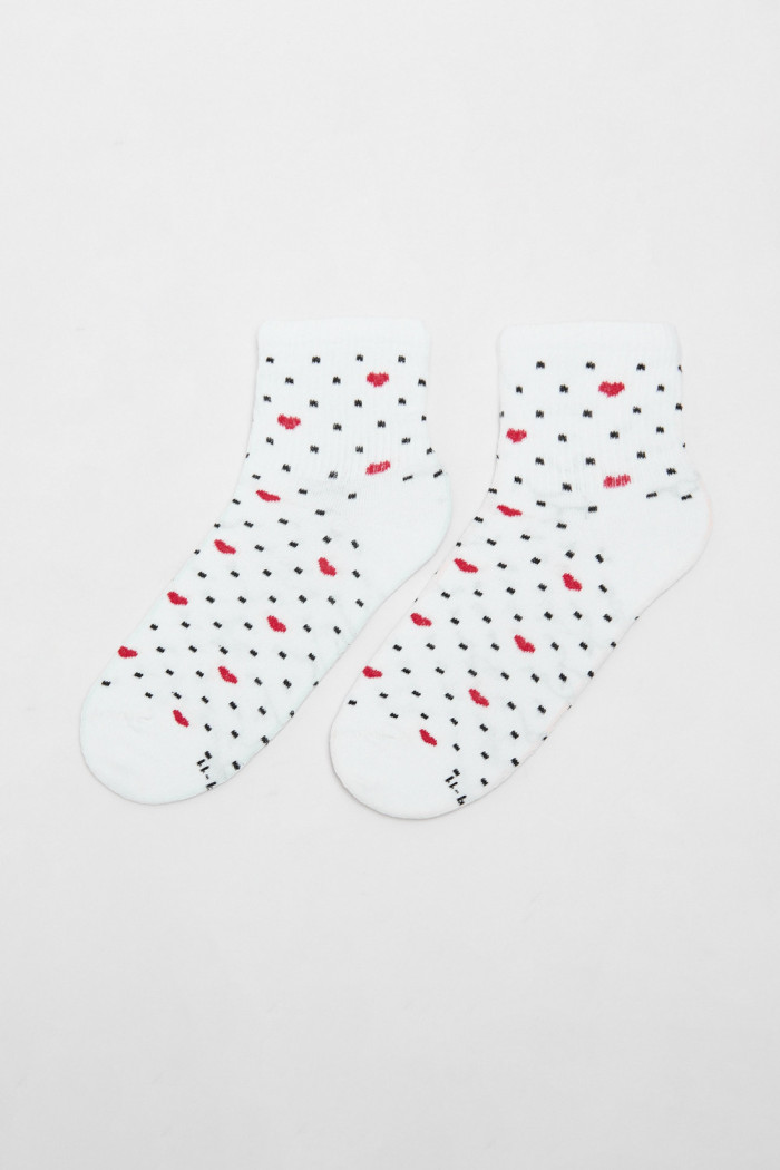 Medias cremas claras cortas con corazones y puntos
