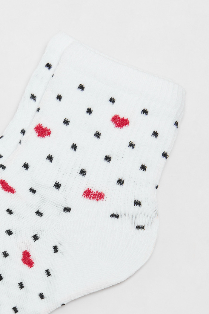 Medias cremas claras cortas con corazones y puntos

