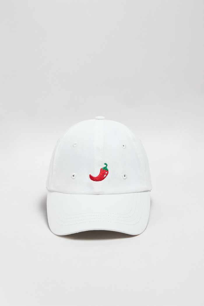 Cachucha beisbolera crema con diseño de chile rojo