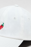 Cachucha beisbolera crema con diseño de chile rojo