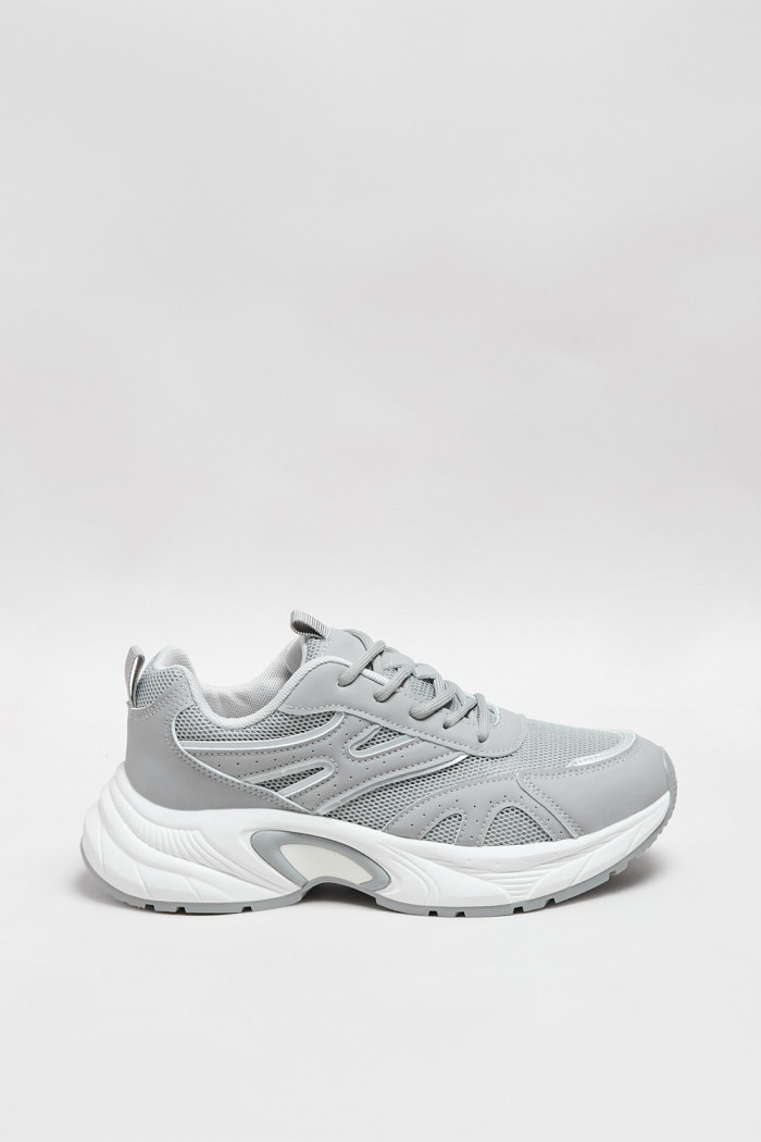 Tenis de plataforma grises con suelas altas blancas
