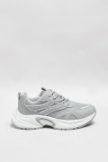 Tenis de plataforma grises con suelas altas blancas
