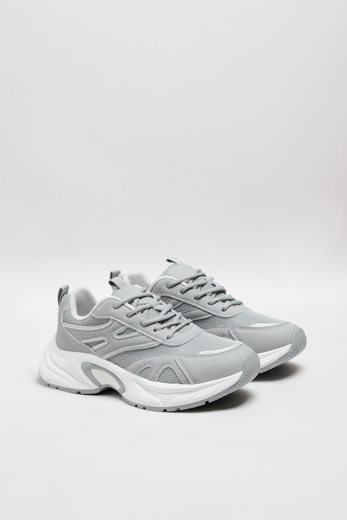 Tenis de plataforma grises con suelas altas blancas
