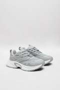 Tenis de plataforma grises con suelas altas blancas
