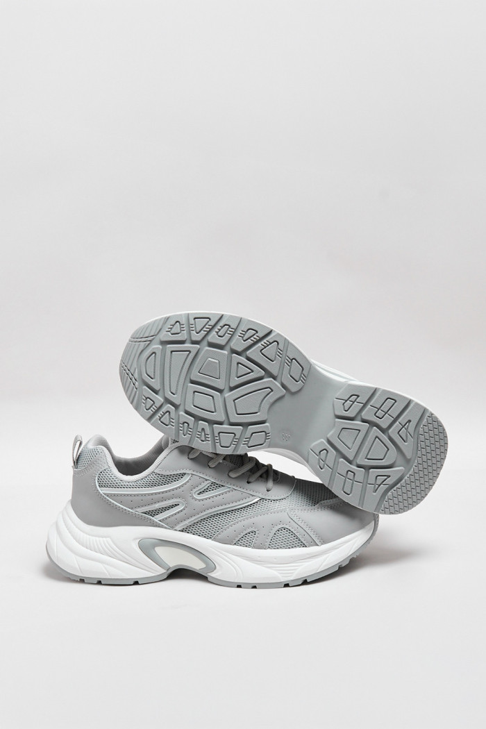 Tenis de plataforma grises con suelas altas blancas
