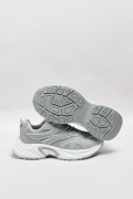 Tenis de plataforma grises con suelas altas blancas
