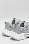 Tenis de plataforma grises con suelas altas blancas
