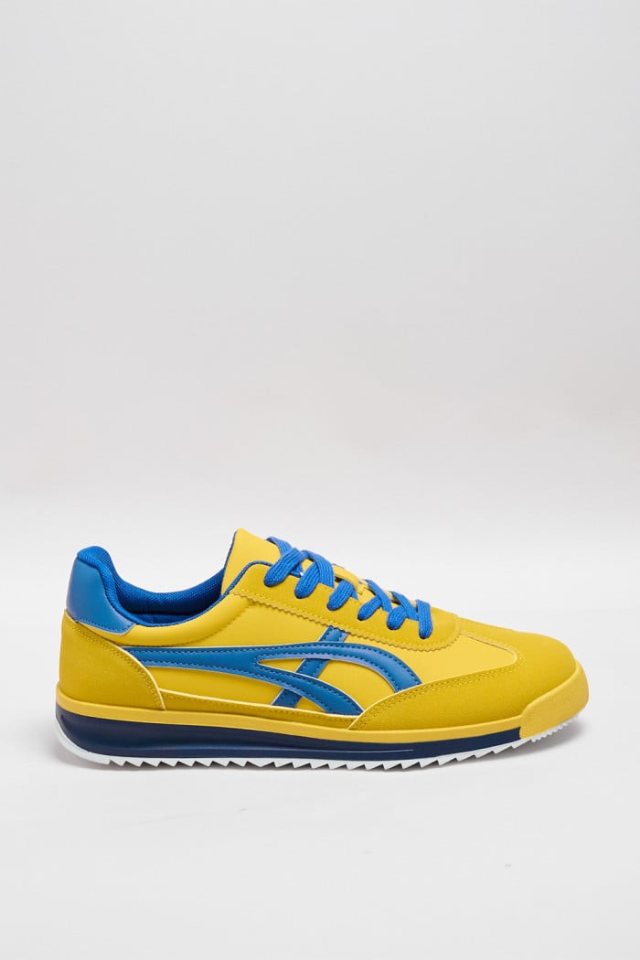 Tenis casuales amarillos con contrastes azules
