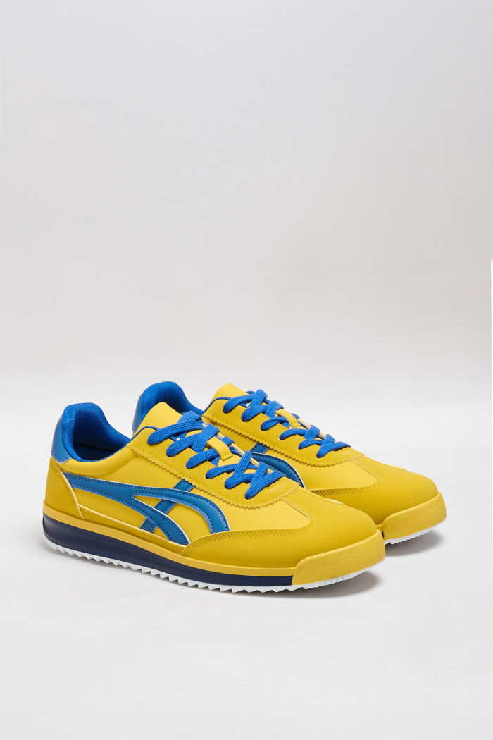 Tenis casuales amarillos con contrastes azules
