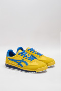 Tenis casuales amarillos con contrastes azules
