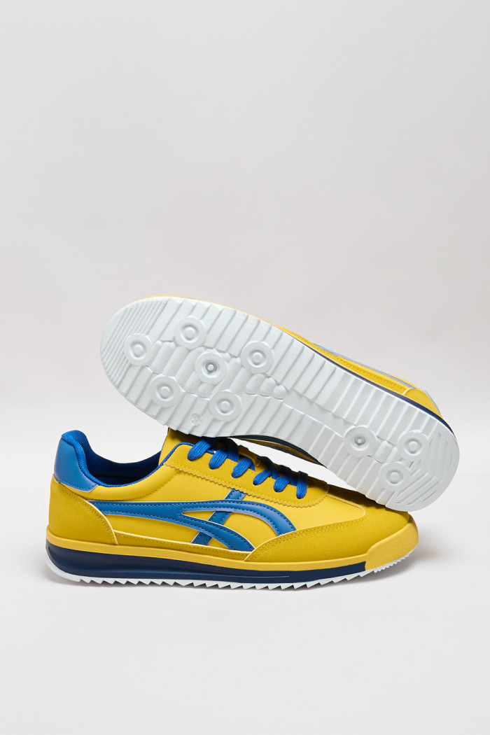 Tenis casuales amarillos con contrastes azules
