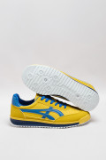Tenis casuales amarillos con contrastes azules
