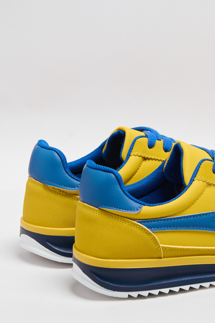 Tenis casuales amarillos con contrastes azules
