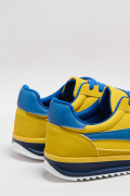Tenis casuales amarillos con contrastes azules
