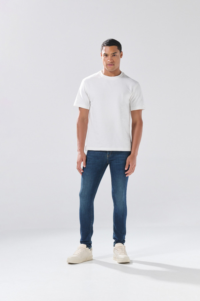 Jean skinny azul oscuro infaltables con costuras y tiro bajo
