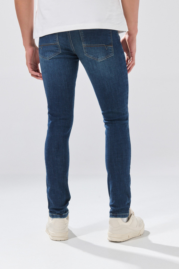 Jean skinny azul oscuro infaltables con costuras y tiro bajo
