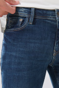 Jean skinny azul oscuro infaltables con costuras y tiro bajo
