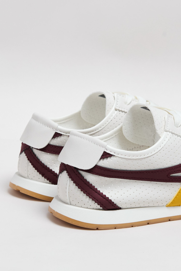 Tenis unicolores casuales con texturas perforadas y diseños
